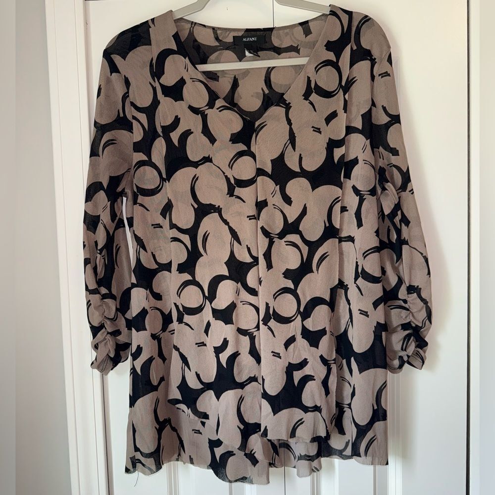 Alfani Size XL Women’s Elegant Black and Tan Patterned Blouse